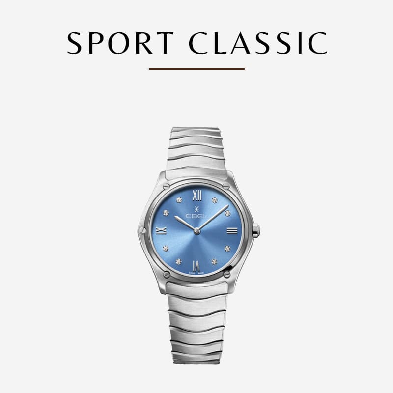 Eine silberne Ebel-Armbanduhr mit Metallarmband und blauem Zifferblatt ist vor einem hellgrauen Hintergrund zu sehen. Das Zifferblatt ist mit römischen Ziffern und kleinen diamantähnlichen Markierungen versehen. Über der Uhr steht der Text „SPORT CLASSIC“.