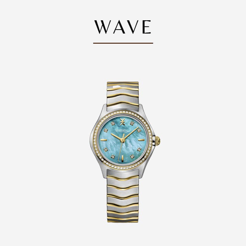 Eine luxuriöse Ebel-Armbanduhr mit blauem Perlmutt-Zifferblatt und goldenen Akzenten. Die Uhr verfügt über ein silber-goldenes Armband mit Wellenmuster. Der Hintergrund ist schlicht weiß und das Wort „WAVE“ steht in minimalistischer Schrift über der Uhr.