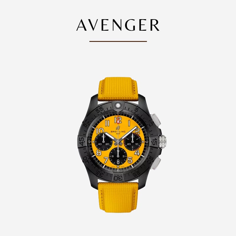 Eine luxuriöse Breitling-Armbanduhr mit einem auffälligen gelben Armband und einem gelben Chronographen-Zifferblatt mit schwarzen Hilfszifferblättern. Die Uhr verfügt über eine robuste schwarze Lünette mit Minutenmarkierungen, während über der Uhr auf weißem Hintergrund „AVENGER“ angezeigt wird.