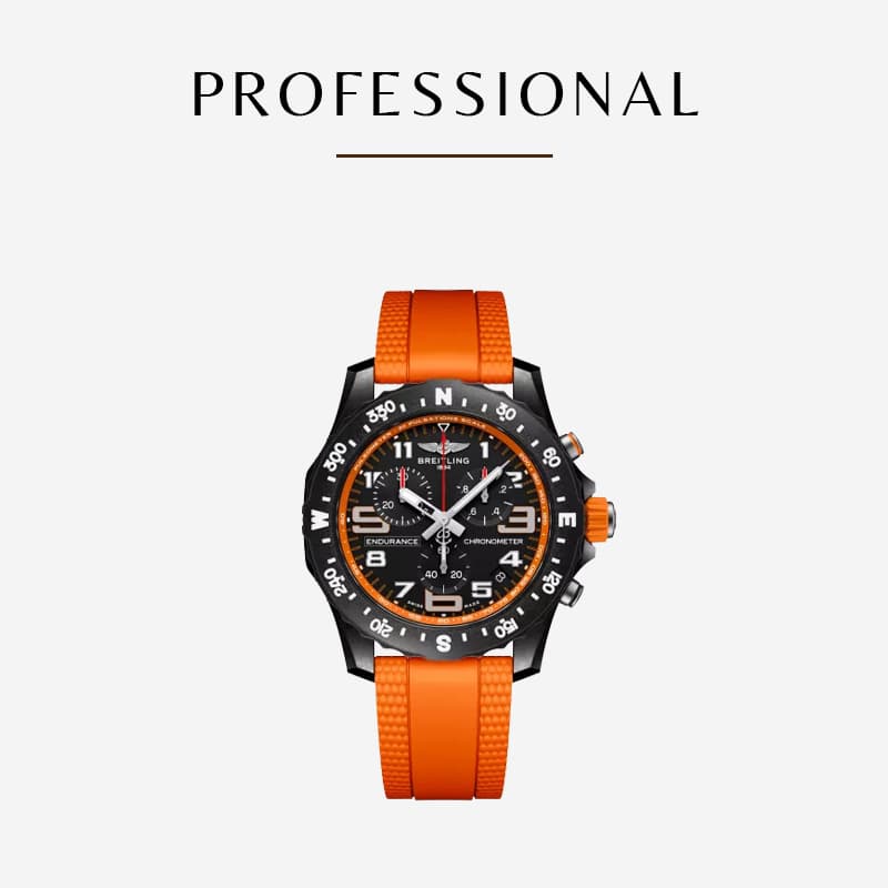 Eine Breitling-Armbanduhr mit schwarzem Zifferblatt mit weißen und orangefarbenen Details auf weißem Hintergrund. Die Uhr hat ein orangefarbenes Armband und über der Uhr steht in schwarzen Großbuchstaben das Wort „PROFESSIONAL“.