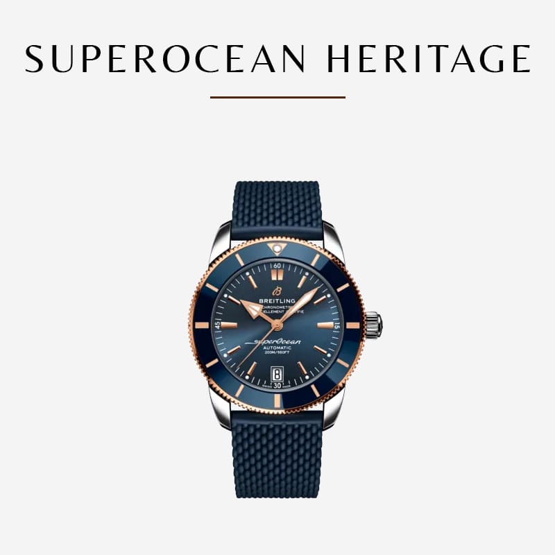 Das Bild zeigt die Breitling Superocean Heritage-Armbanduhr mit dunkelblauem Zifferblatt und Gummiarmband, eingefasst in Edelstahl mit Akzenten in Roségold. Der schlichte weiße Hintergrund unterstreicht die Eleganz des Stücks, über dem „Superocean Heritage“ steht.
