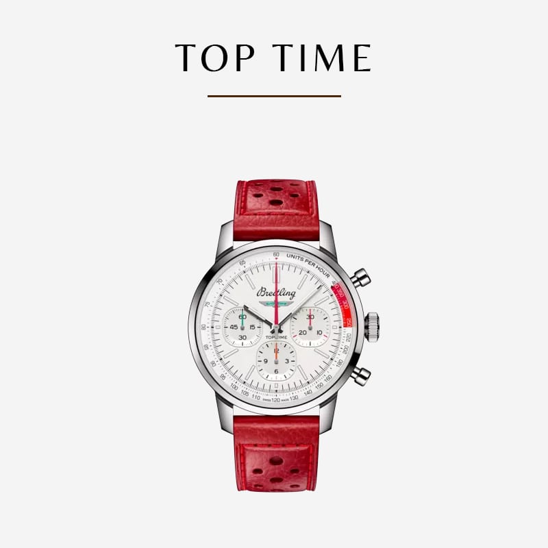 Eine Luxusarmbanduhr von Breitling mit weißem Zifferblatt und drei Hilfszifferblättern, eingeschlossen in einem silbernen Gehäuse mit zwei Druckknöpfen und einer Krone. Die Uhr verfügt über ein rotes Lederarmband mit Belüftungslöchern. Der Text oben lautet „TOP TIME“.