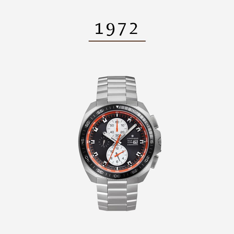 Eine Edelstahl-Armbanduhr von Junghans mit schwarz-weißem Zifferblatt mit orangefarbenen Akzenten und mehreren Hilfszifferblättern steht zentriert auf einem schlichten weißen Hintergrund. Über der Uhr ist der Text „1972“ in einfacher schwarzer Schrift zu sehen.