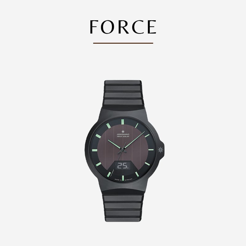 Eine elegante schwarze Junghans-Armbanduhr mit einer digitalen Anzeige, die unten „25“ anzeigt. Die Uhr hat ein rundes Zifferblatt mit minimalistischen Stundenmarkierungen und ein schwarzes Armband. Über der Uhr steht in fetten Buchstaben das Wort „FORCE“.