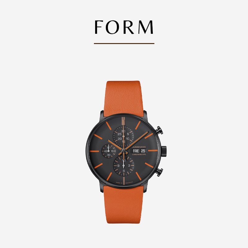 Eine minimalistische Junghans-Armbanduhr mit mattschwarzem Gehäuse und leuchtend orangefarbenem Lederarmband. Die Uhr hat ein schwarzes Zifferblatt mit orangefarbenen Stundenmarkierungen und Zeigern, Hilfszifferblättern für Datum und Tag sowie Chronographenfunktionen. Über der Uhr steht „FORM“ in eleganter, moderner Schrift.