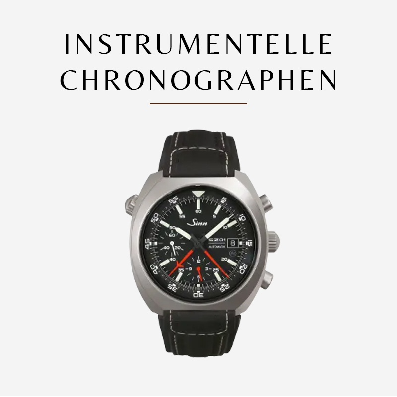 Abgebildet ist eine analoge Sinn-Armbanduhr mit schwarzem Zifferblatt, drei Hilfszifferblättern und roten Akzenten. Sie verfügt über ein Edelstahlgehäuse und ein schwarzes Lederarmband. Der Hintergrund ist schlicht, darüber steht der Text „INSTRUMENTELLE CHRONOGRAPHEN“.