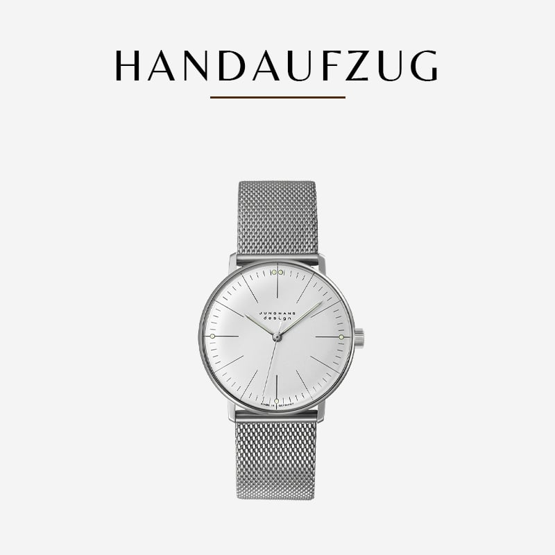 Eine minimalistische Armbanduhr mit silbernem Mesh-Armband und schlichtem weißen Zifferblatt, das an das Junghans Max Bill-Design erinnert und schlichte Stundenmarkierungen und Uhrzeiger aufweist. Der Hintergrund ist schlicht weiß und das Wort „HANDAUFZUG“ ist in einer stilisierten Schriftart über der Uhr aufgedruckt.