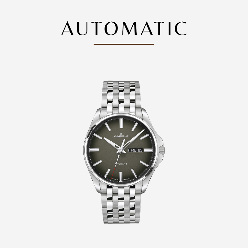 Eine silberne Automatik-Armbanduhr aus der Junghans Meister Kollektion mit Metallarmband und dunkelgrünem Zifferblatt ist auf einem schlichten weißen Hintergrund abgebildet. Die Uhr verfügt über ein Tages- und Datumsfenster auf der 3-Uhr-Position. Das Wort „AUTOMATIC“ ist in Schwarz geschrieben und mit einer braunen Linie unterstrichen und steht über der Uhr.