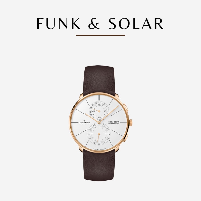 Eine stilvolle Armbanduhr mit braunem Lederarmband und goldenem Rundgehäuse aus der Junghans Meister Kollektion ist auf weißem Hintergrund abgebildet. Das weiße Zifferblatt verfügt über minimalistische Markierungen mit kleinen Zifferblättern für Zusatzfunktionen. Über der Uhr ist in eleganten schwarzen Buchstaben der Text „FUNK & SOLAR“ zu sehen.