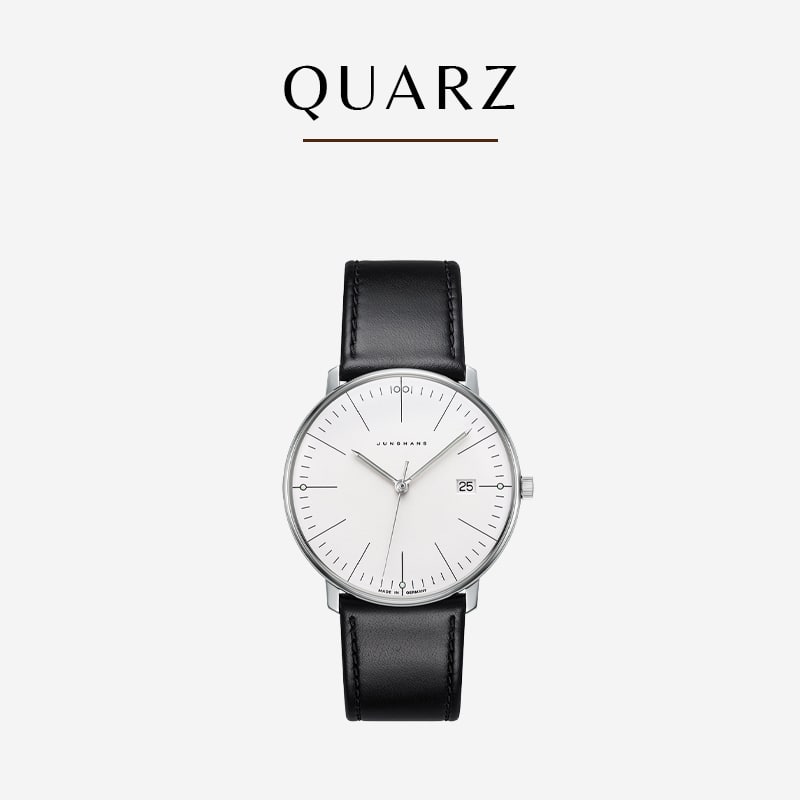 Eine minimalistische Armbanduhr mit weißem Zifferblatt, schmalen schwarzen Stundenmarkierungen, einem Datumsfenster bei 3 Uhr und einem schwarzen Lederarmband. In Anlehnung an das Design von Junghans Max Bill ist der Markenname „QUARZ“ über der Uhr auf einem schlichten weißen Hintergrund zu sehen.