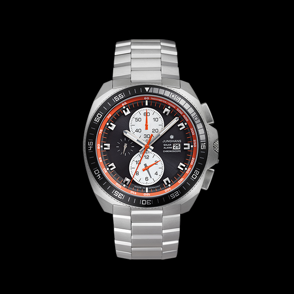 Juwelier-Wagner-Madler-Uhren-Junghans-Kollektion-1972-ansicht-2 Eine Edelstahlarmbanduhr der Junghans 1972 Kollektion mit silbernem Armband und schwarzem Zifferblatt. Mit drei Hilfszifferblättern, einer Datumsanzeige auf der 3-Uhr-Position und weißen, orangefarbenen und roten Akzenten. Die Uhr ist auf einem schwarzen Hintergrund angebracht.