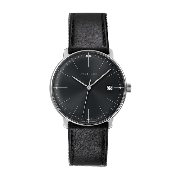 Juwelier-Wagner-Madler-Uhren-Junghans-Kollektion-max-bill-quarz-ansicht-2 Eine elegante Armbanduhr aus der Junghans Max Bill Quarz Kollektion mit schwarzem Lederarmband, rundem silbernem Gehäuse und schwarzem Zifferblatt. Das minimalistische Design umfasst silberne Stunden- und Minutenmarkierungen sowie Zeiger und ein Datumsfenster auf der 3-Uhr-Position.