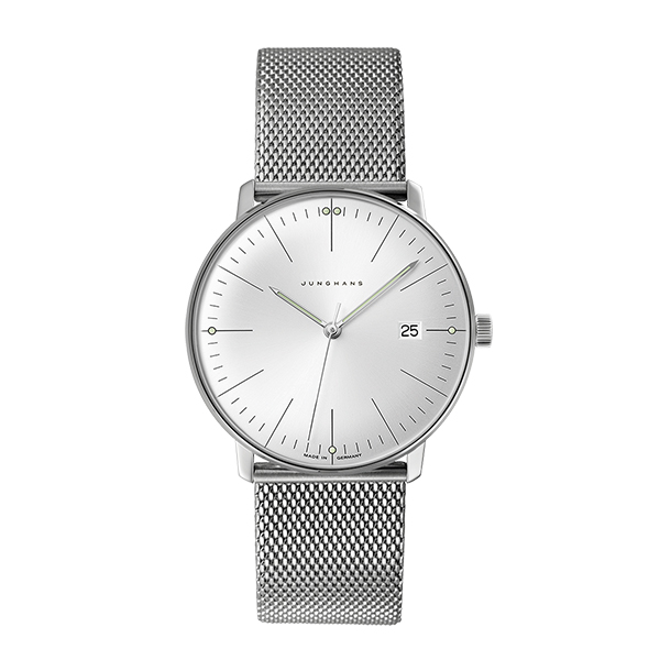 Juwelier-Wagner-Madler-Uhren-Junghans-Kollektion-max-bill-quarz-ansicht-3 Eine elegante, silberne Armbanduhr aus der Junghans Max Bill Quarz Kollektion mit minimalistischem Design. Die Uhr verfügt über ein Mesh-Armband, ein schlichtes weißes Zifferblatt mit einfachen Stundenmarkierungen und ein kleines Datumsfenster bei 3 Uhr. Die Marke „Junghans“ ist unterhalb der 12-Uhr-Markierung zu sehen.