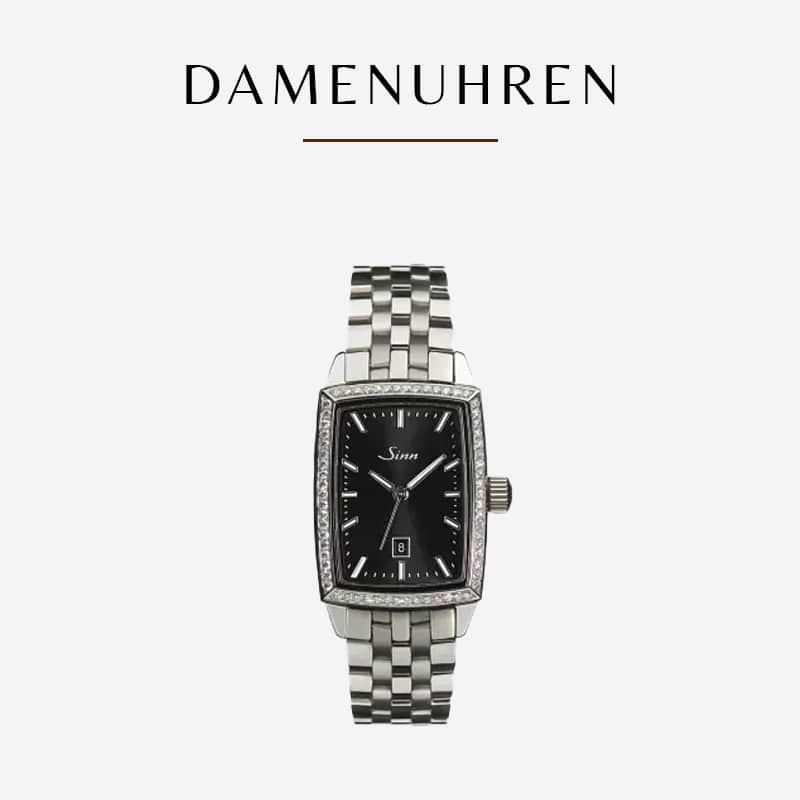 Eine silberne Sinn-Armbanduhr mit rechteckigem Ziffernblatt und schwarzem Zifferblatt im minimalistischen Design. Die Uhr hat ein Metallgliederband und eine kleine Datumsanzeige. Über der Uhr ist in großen Großbuchstaben das Wort „DAMENUHREN“ zu sehen.