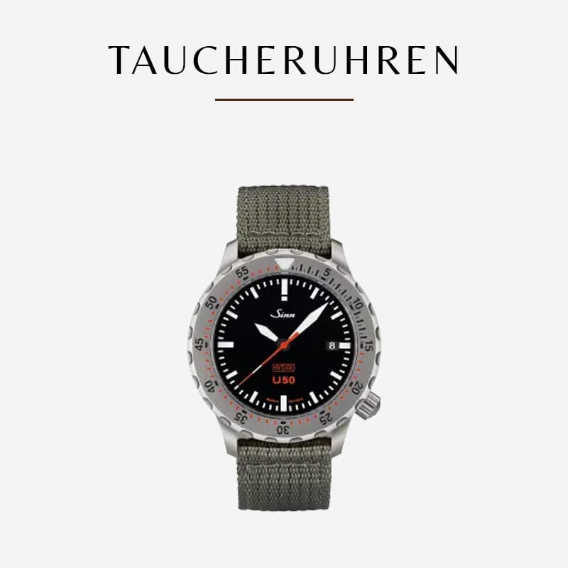 Eine Sinn-Armbanduhr mit grauem Canvas-Armband und schwarzem Zifferblatt steht zentriert unter dem Wort „Taucheruhren“. Das Zifferblatt verfügt über weiße Stundenmarkierungen, einen Sekundenzeiger mit roter Spitze und den Markennamen „Sinn“ oben. Die Lünette hat numerische Markierungen für die Minuten.