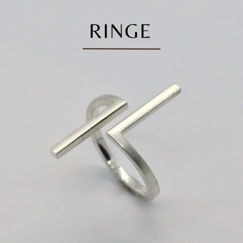 Ein minimalistischer Silberring mit geometrischem Design, bestehend aus zwei länglichen, rechteckigen Balken, die sich in einem Winkel kreuzen. Der Hintergrund ist schlicht hellgrau und das Wort „RINGE“ steht zentriert über dem Ring.