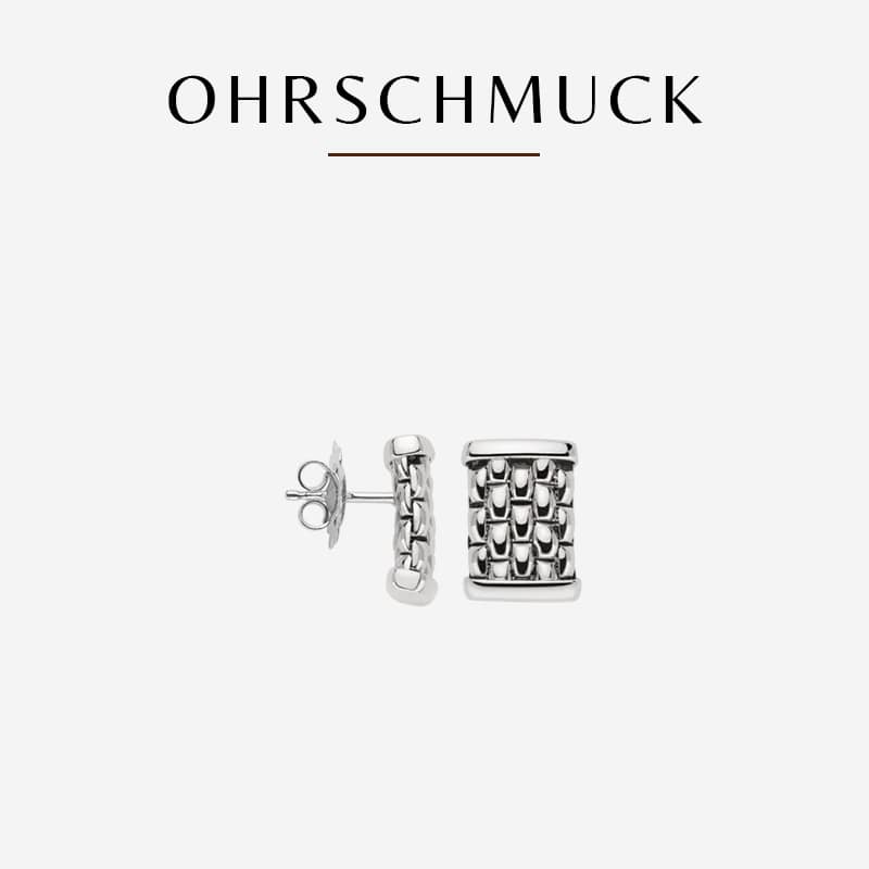 Vor einem weißen Hintergrund sind zwei silberne Fope-Ohrringe zu sehen. Ein Ohrring ist von vorne und der andere von der Seite zu sehen, wodurch das aufwendige, geflochtene Design hervorgehoben wird. Oben steht der Text „OHRSHMUCK“.