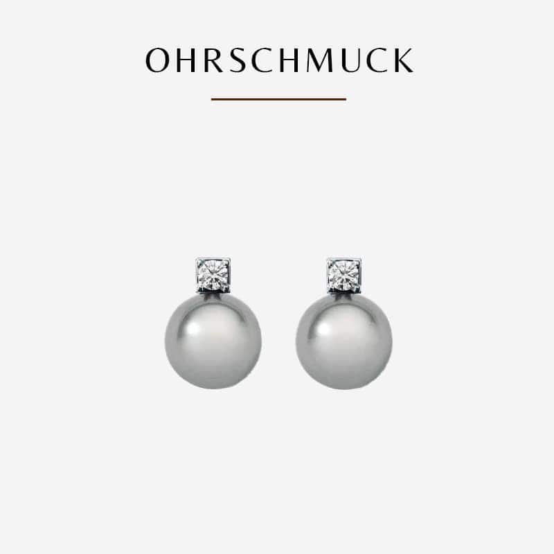 Ein Paar elegante Perlenohrringe von Humphrey, die jeweils mit einem kleinen, quadratischen Diamanten versehen sind, werden vor einem schlichten weißen Hintergrund präsentiert. Über den Ohrringen ist das Wort „OHRschMUCK“ aufgedruckt.