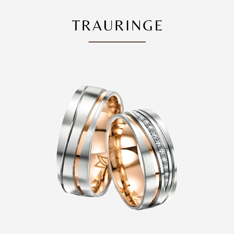 Zwei Meister-Trauringe mit einem Mix aus Silber- und Roségold-Akzenten. Der linke Ring ist schlicht, während der rechte Ring ein Band aus kleinen Diamanten hat. Über den Ringen steht in Großbuchstaben das Wort „TRAURINGE“.