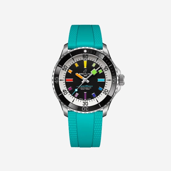 Eine silberne Breitling-Uhren-Armbanduhr mit blaugrünem Silikonarmband. Die Uhr verfügt über ein schwarzes Zifferblatt mit bunten Stundenmarkierungen in den Farben Rot, Orange, Gelb, Grün, Blau und Lila. Die Lünette ist schwarz mit weißen Markierungen und es gibt markante silberne Stunden-, Minuten- und Sekundenzeiger.
