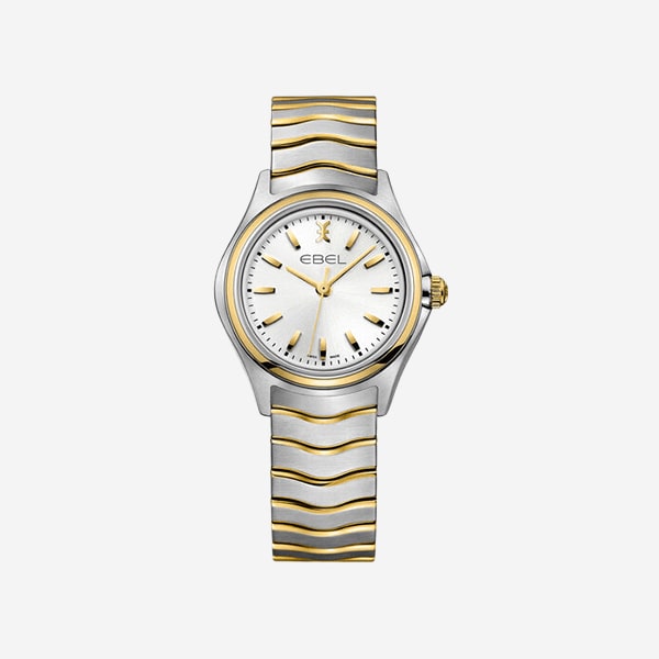 Eine Armbanduhr mit einem silber- und goldfarbenen Metallarmband mit Wellenmuster. Das runde Zifferblatt hat einen rosafarbenen Farbton und ist mit dem Markennamen „EBEL“ versehen. Das Zifferblatt hat goldene Stundenmarkierungen mit kleinen Diamantakzenten und Zeiger mit Goldspitze.