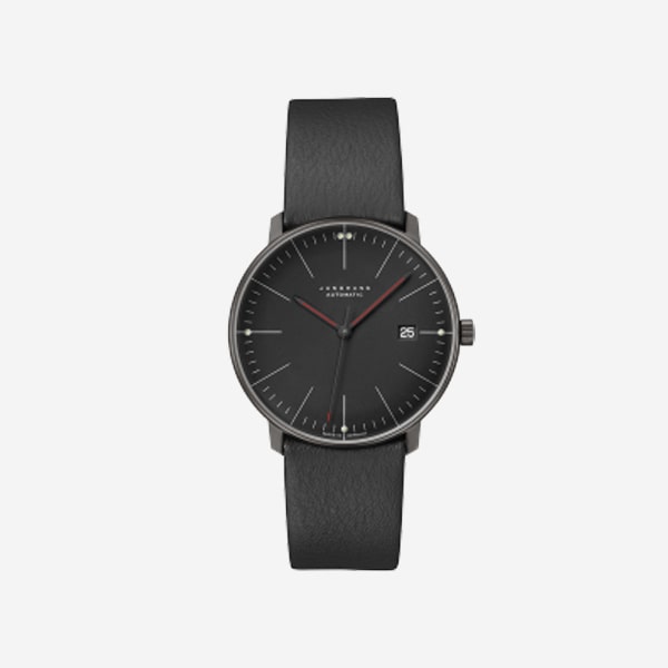 Eine minimalistische schwarze Armbanduhr mit schwarzem Lederarmband. Das runde Zifferblatt verfügt über einfache Stundenmarkierungen, schlanke silberne Zeiger, einen roten Sekundenzeiger und ein kleines Datumsanzeigefenster bei 3 Uhr. Diese Uhr hat ein schlankes, modernes Design.