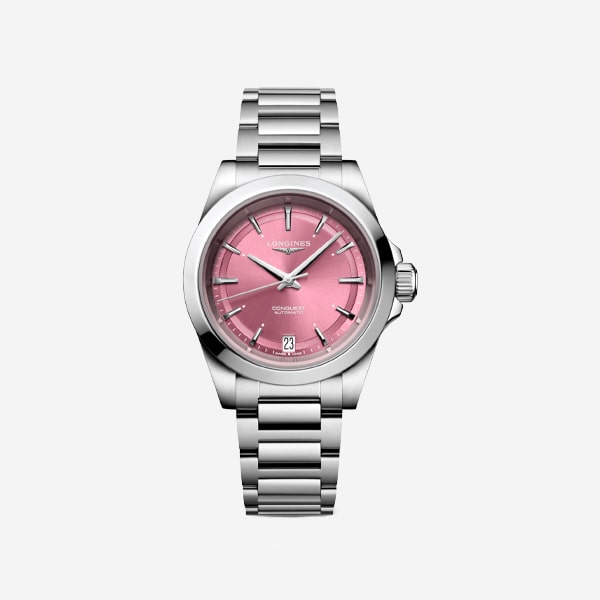 Eine stilvolle Armbanduhr aus Edelstahl, oder Uhren, verfügt über ein rosa Zifferblatt mit silbernen Stundenmarkierungen und Zeigern, ein Datumsfenster bei 6 Uhr und ein poliertes Metallarmband. Die Marke „Longines“ ist unter der 12-Uhr-Markierung zu sehen. Die Uhr ist auf einem weißen Hintergrund angebracht.