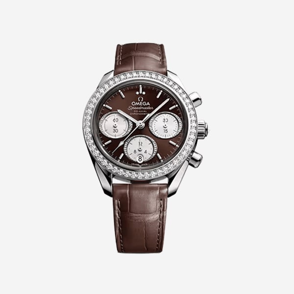 Eine luxuriöse Omega Speedmaster-Uhr mit braunem Lederarmband, braunem Zifferblatt und diamantbesetzter Lünette. Die Uhr hat drei Hilfszifferblätter und ein silberfarbenes Gehäuse vor einem schlichten weißen Hintergrund.