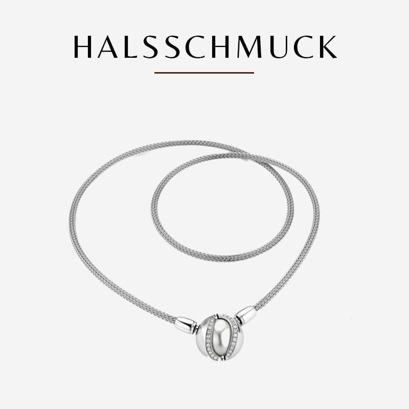 Eine elegante Silberkette mit geflochtener Kette und einem zentralen Perlenanhänger, der von kleinen Diamanten umgeben ist. Über der Kette ist der Text „HALSSCHMUCK“ im klassischen Heinz-Stil prominent angebracht. Der Hintergrund ist schlicht weiß.