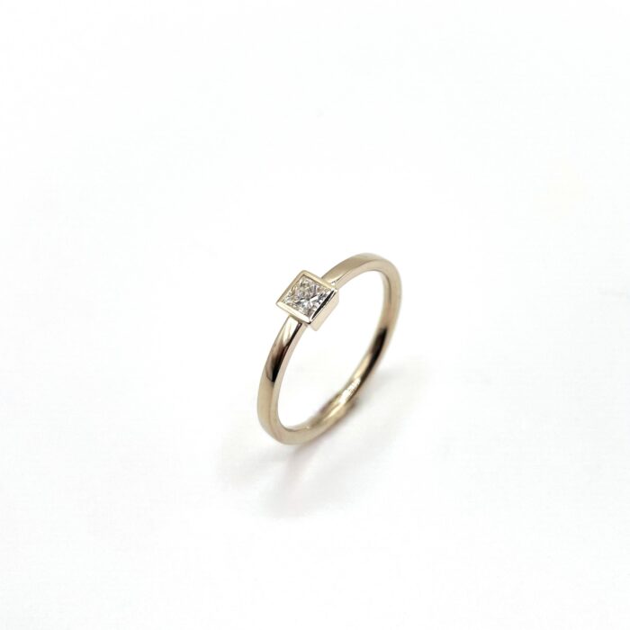 ATELIER WAGNER WEIßGOLDRING MIT PRINCESS (RECYCLED) - R-DIA-PRINC-RECY-0,1-53-W7