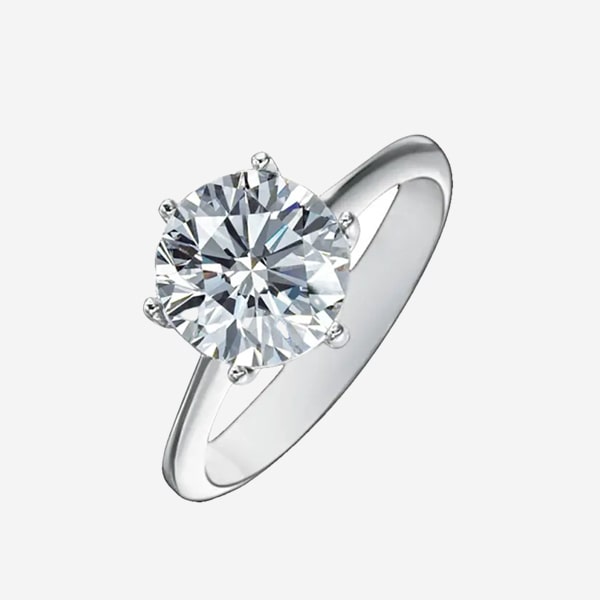 © Juwelier Wagner-Madler Ein atemberaubender Silberring, wie er in jedem Schmucklexikon beschrieben wird, mit einem großen Diamanten im Rundschliff, der von sechs Zinken gehalten wird. Der Hintergrund ist einfarbig weiß.