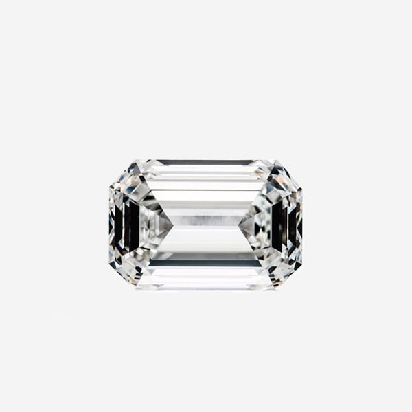 © Juwelier Wagner-Madler Nahaufnahme eines Diamanten im Smaragdschliff vor einem schlichten weißen Hintergrund. Der Diamant ist symmetrisch mit klar definierten Facetten, die seine Klarheit und Brillanz zur Schau stellen, ein wahres Juwel aus den Seiten des Schmucklexikons.