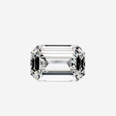 © Juwelier Wagner-Madler Nahaufnahme eines Diamanten im Smaragdschliff vor einem schlichten weißen Hintergrund. Der Diamant ist symmetrisch mit klar definierten Facetten, die seine Klarheit und Brillanz zur Schau stellen, ein wahres Juwel aus den Seiten des Schmucklexikons.
