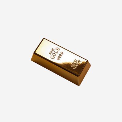 © Juwelier Wagner-Madler Ein glänzender Goldbarren mit der Aufschrift „FEINGOLD 999,9“ auf der Oberseite. Dieses rechteckige Stück, wie es in jedem Schmucklexikon zu finden ist, wird vor einem schlichten weißen Hintergrund präsentiert. Die reflektierende Oberfläche hebt die helle, metallische Natur des Goldes hervor.