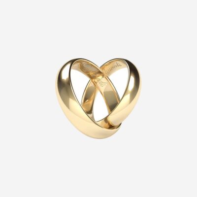 © Juwelier Wagner-Madler Ein polierter Goldring mit verschlungenem, herzförmigem Design. Die überlappenden Bänder bilden eine Schleife und bilden ein durchgehendes, elegantes Herz. Auf der Innenseite des Rings ist ein Logo oder eine Inschrift eingraviert, die an klassische Schmucklexikon-Einträge erinnert. Der Hintergrund ist schlicht weiß.