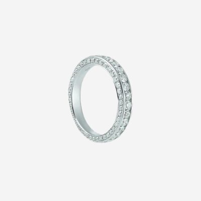 © Juwelier Wagner-Madler Ein Silberring, der mit kleinen, funkelnden, klaren Edelsteinen besetzt ist, die den gesamten äußeren Rand bedecken. Vor einem schlichten weißen Hintergrund präsentiert, ist dieses Stück ein wahres Juwel in jedem Schmucklexikon.