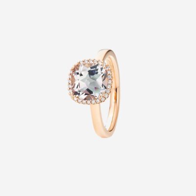 © Juwelier Wagner-Madler Ein goldener Ring aus der Schmucklexikon-Kollektion, der einen großen, klaren Edelstein im quadratischen Schliff als Mittelstück aufweist, umgeben von zahlreichen kleinen, runden Diamanten. Der Ring hat ein glattes, poliertes Band und ein minimalistisches, elegantes Design. Der Hintergrund ist schlicht weiß.