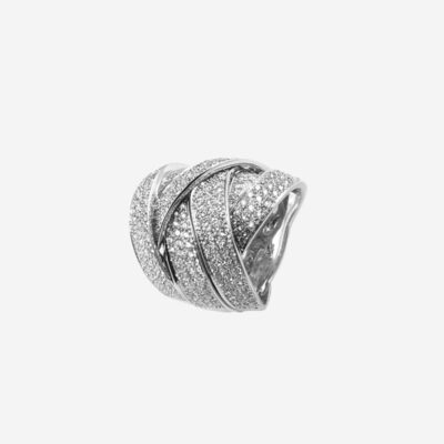 © Juwelier Wagner-Madler Ein Silberring mit mehreren ineinander verschlungenen Bändern, jedes mit kleinen, funkelnden Diamanten besetzt, die sich vor einem schlichten weißen Hintergrund abheben. Dieses perfekt auf Eleganz ausgelegte Stück ist ein Juwel direkt aus dem Schmucklexikon.