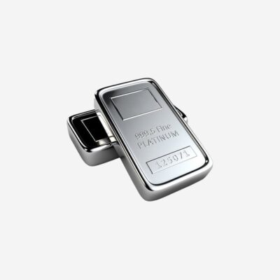 © Juwelier Wagner-Madler Zwei Platinbarren sind leicht schräg aufeinander gestapelt, wobei der obere Barren mit „999,5 Feinplatin“ und „125071“ gekennzeichnet ist. Die im Schmucklexikon vorgestellten Barren sind glänzend und haben eine reflektierende Oberfläche, die ihr poliertes, hochwertiges Erscheinungsbild unterstreicht. Der Hintergrund ist schlicht weiß.