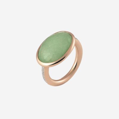 © Juwelier Wagner-Madler Ein goldener Ring mit einem großen, ovalen grünen Edelstein. Das Band hat auf einer Seite kleine funkelnde Akzente, die dem Design einen Hauch von Eleganz verleihen. Dieses exquisite Stück steht auf einem schlichten weißen Hintergrund und passt perfekt in jedes Schmucklexikon.