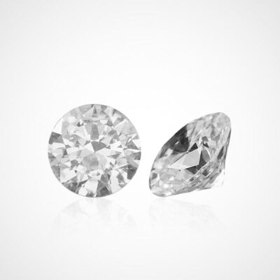 © Juwelier Wagner-Madler Zwei funkelnde Diamanten im Rundschliff sind vor einem schlichten weißen Hintergrund zu sehen. Ein Diamant ist mit der Vorderseite nach oben zu sehen, wodurch seine Facetten und Brillanz hervorgehoben werden, während der andere auf die Seite geneigt ist, wodurch seine Reinheit und sein Schliff aus einem anderen Winkel hervorgehoben werden. Weitere Einzelheiten zu diesen schillernden Edelsteinen finden Sie im Schmucklexikon.