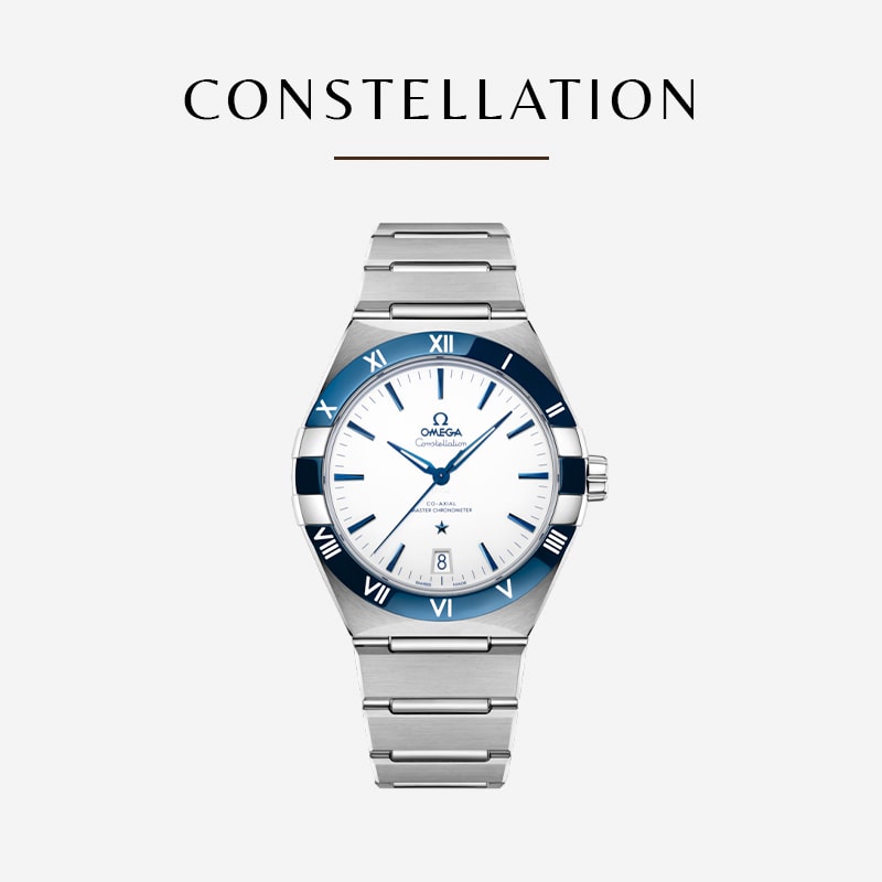 Eine Luxusarmbanduhr mit silbernem Metallarmband und blau-weißem Zifferblatt mit römischen Ziffern um die Lünette. Der Markenname und das Modell Omega Constellation sind oben gut sichtbar angebracht, während die Uhr bei 6 Uhr auch das Datum anzeigt.