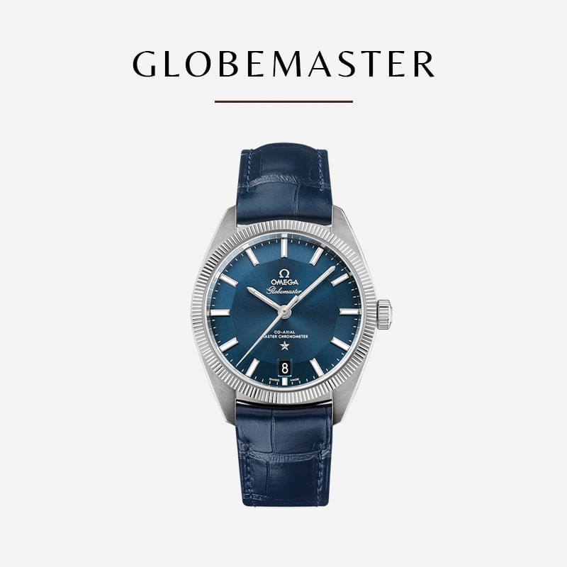 Eine Omega Constellation Globemaster-Armbanduhr ist auf einem weißen Hintergrund zentriert. Die Uhr verfügt über ein silbernes Metallarmband und ein blaues Zifferblatt mit silbernen Markierungen. Oben steht in fetten schwarzen Buchstaben „GLOBEMASTER“.