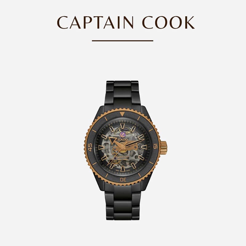 Eine Luxusuhr im schwarz-goldenen Design mit rundem Zifferblatt und sichtbaren, filigranen Zahnrädern. Die Uhr wird an einem schwarzen Metallarmband präsentiert, unter dem die Aufschrift „Captain Cook“ zu sehen ist.