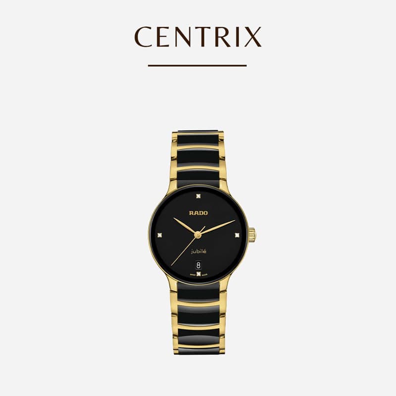 Rado Centrix Uhr mit schwarz-goldenem Armband auf grauem Hintergrund. Das schwarze Zifferblatt mit goldenen Stundenmarkierungen und Zeigern sowie einer Datumsanzeige ist ebenfalls vorhanden. Über den Zeigern ist der Markenname „Rado“ zu sehen.