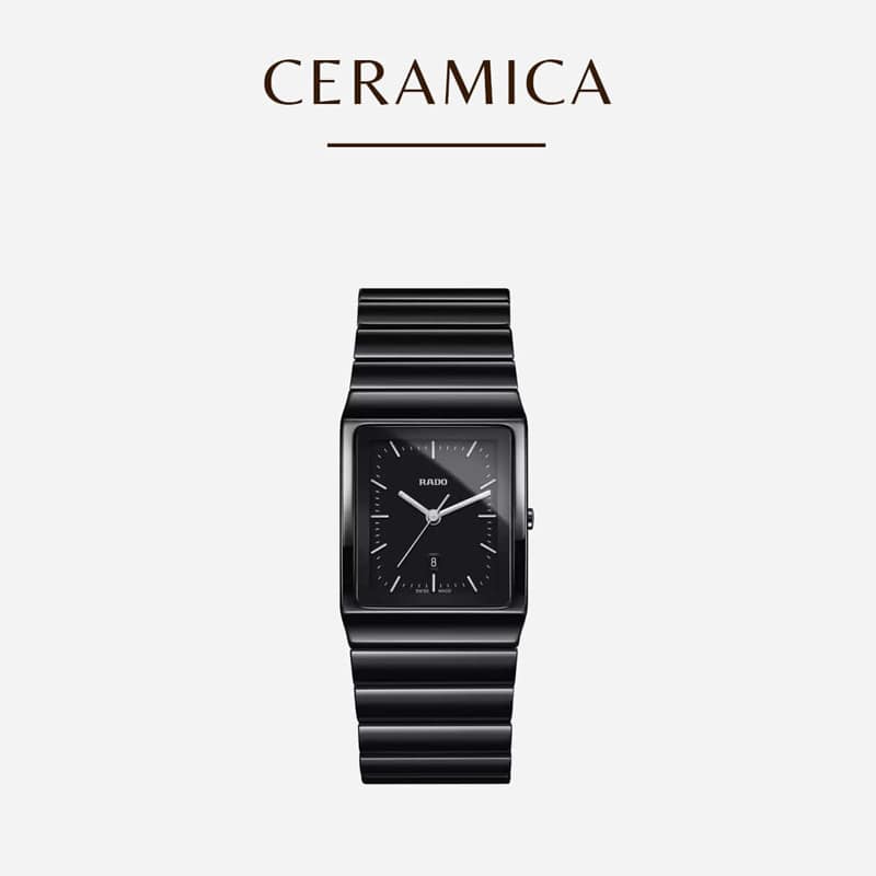 Eine elegante schwarze Armbanduhr mit Keramikarmband und rechteckigem Zifferblatt steht vor einem schlichten Hintergrund. Die Uhr besticht durch ihr minimalistisches Design und das schlichte Zifferblatt. Der Text oben lautet „CERAMICA“.