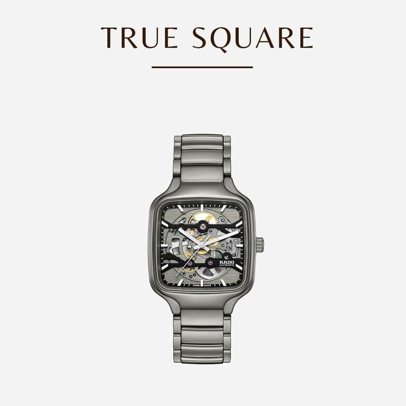 Eine quadratische Armbanduhr aus Metall mit einem filigranen Skelett-Zifferblatt ist zentriert vor einem schlichten Hintergrund platziert. Darüber ist „TRUE SQUARE“ in braunen Großbuchstaben gedruckt, was dem Bild einen Hauch von Eleganz verleiht.