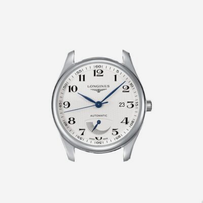 LONGINES © 2024 Eine silberne automatische Armbanduhr von Longines, die im Uhrenlexikon vorgestellt wurde, verfügt über ein weißes Zifferblatt mit schwarzen arabischen Ziffern, ein Datumsfenster bei 3 Uhr, eine strukturierte Mitte sowie blaue Stunden-, Minuten- und Sekundenzeiger. Das Gehäuse der Uhr ist in poliertes Metall eingefasst und hat eine Krone auf der rechten Seite.