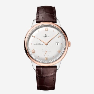 OMEGA © 2024 Eine luxuriöse Armbanduhr aus der Uhrenlexikon-Kollektion mit weißem Zifferblatt mit goldenen römischen Ziffern und Zeigern, einem kleinen Datumsfenster auf der 3-Uhr-Position und einem braunen Lederarmband. Die Lünette ist eine Kombination aus Silber- und Roségoldtönen. Die Marke „Omega“ ist unterhalb der 12-Uhr-Position abgebildet.