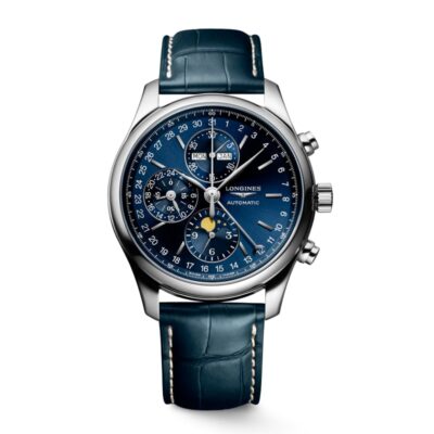 LONGINES © 2024 Eine silber-blaue Armbanduhr mit Lederarmband. Das Zifferblatt ist tiefblau und verfügt über mehrere Zifferblätter für Tage, Daten und Mondphasen. An der Seite befinden sich drei Kronen, und die Marke „Longines“ ist auf dem Zifferblatt deutlich zu sehen, was ihr einen Platz in jedem Uhrenlexikon einbringt.